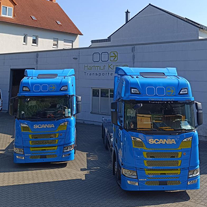 zwei hellbaue Scanias