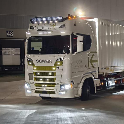 weißer Scania in der Nachtschicht